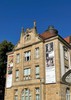 je nach Ausstellung des Museums wechselbare Banner
